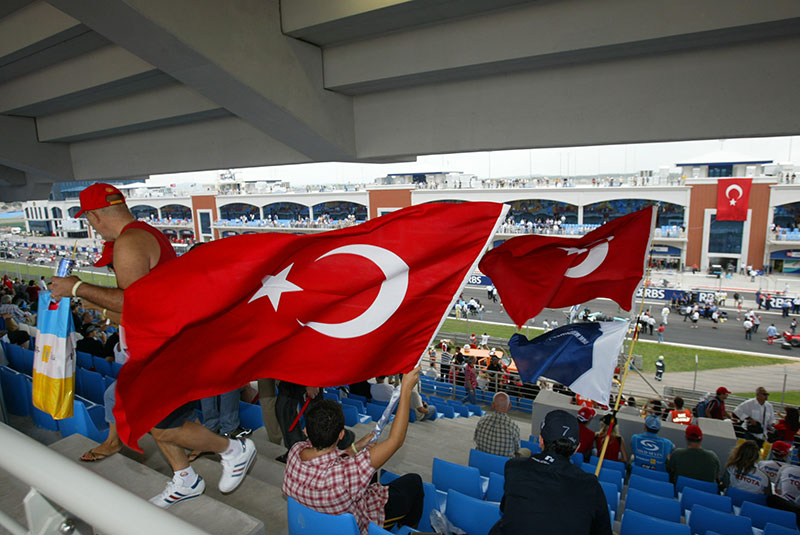 turkish flag flying f1 supporters