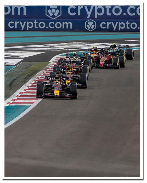 F1 CARS RACING AT THE ABU DHABI GRAND PRIX