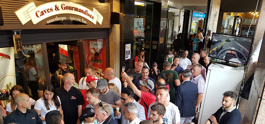 crowd of f1 fans by the restaurant at pole position
