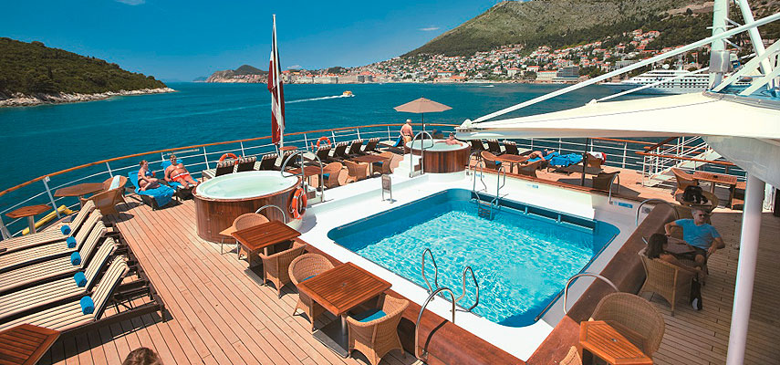 back of the yacht with tables, chairs and jacuzzi