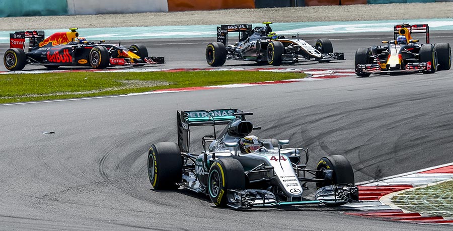 formula one cars competing at the grand prix